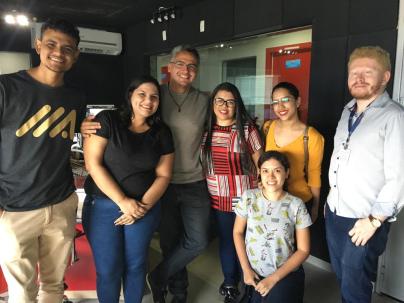 Foto da equipe ao visitar a Rádio Band News FM Difusora